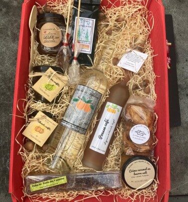 Corbeille cadeau avec liqueur