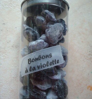 Boîte de bonbons à la violette